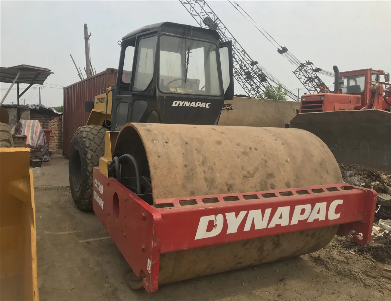 Б/у дорожный строительный аппарат Dynapac CA251 D однобарабанный Вибрационный каток уплотнитель трехколесный вибрирующий