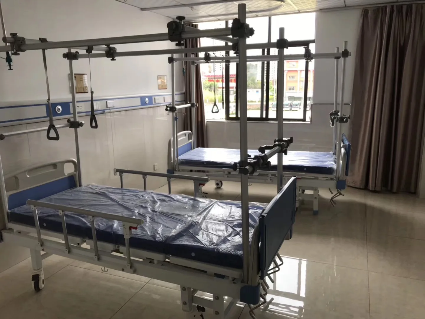 4 cranks Multi-function Orthopaedics Traction Bed