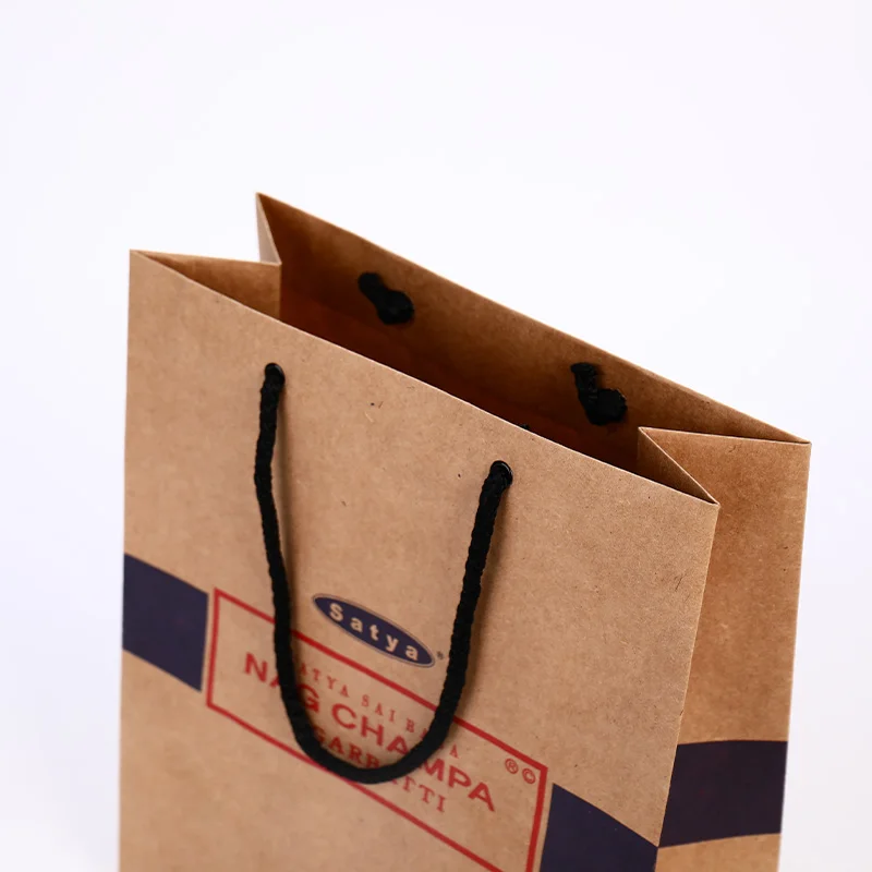 Recyclable kraft paper bag with handle carrying capacity is strong professional can customize gift shopping paper bags