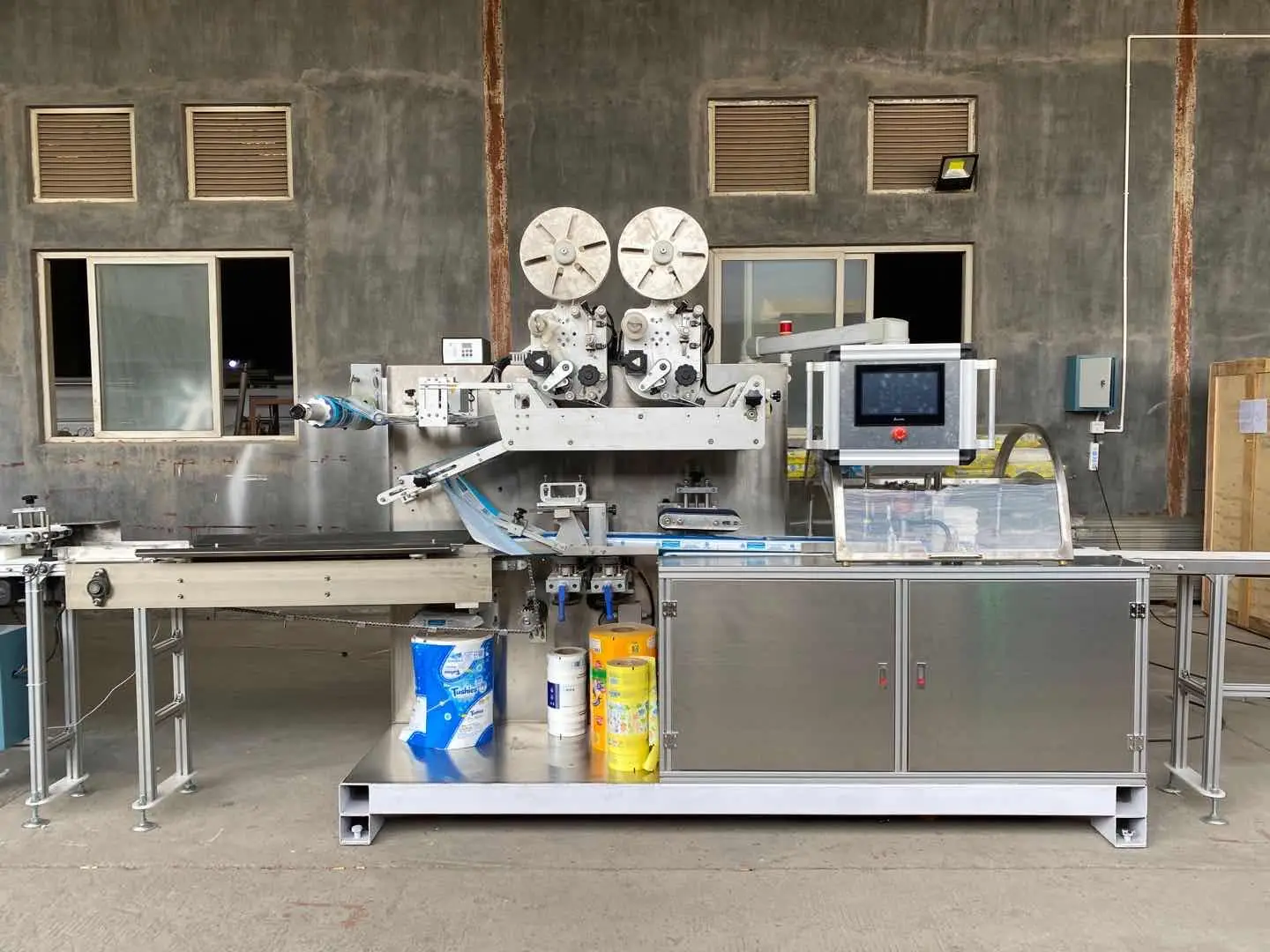  Полностью автоматическая упаковочная машина для влажных салфеток больших упаковок здоровья и гигиены влажной бумаги