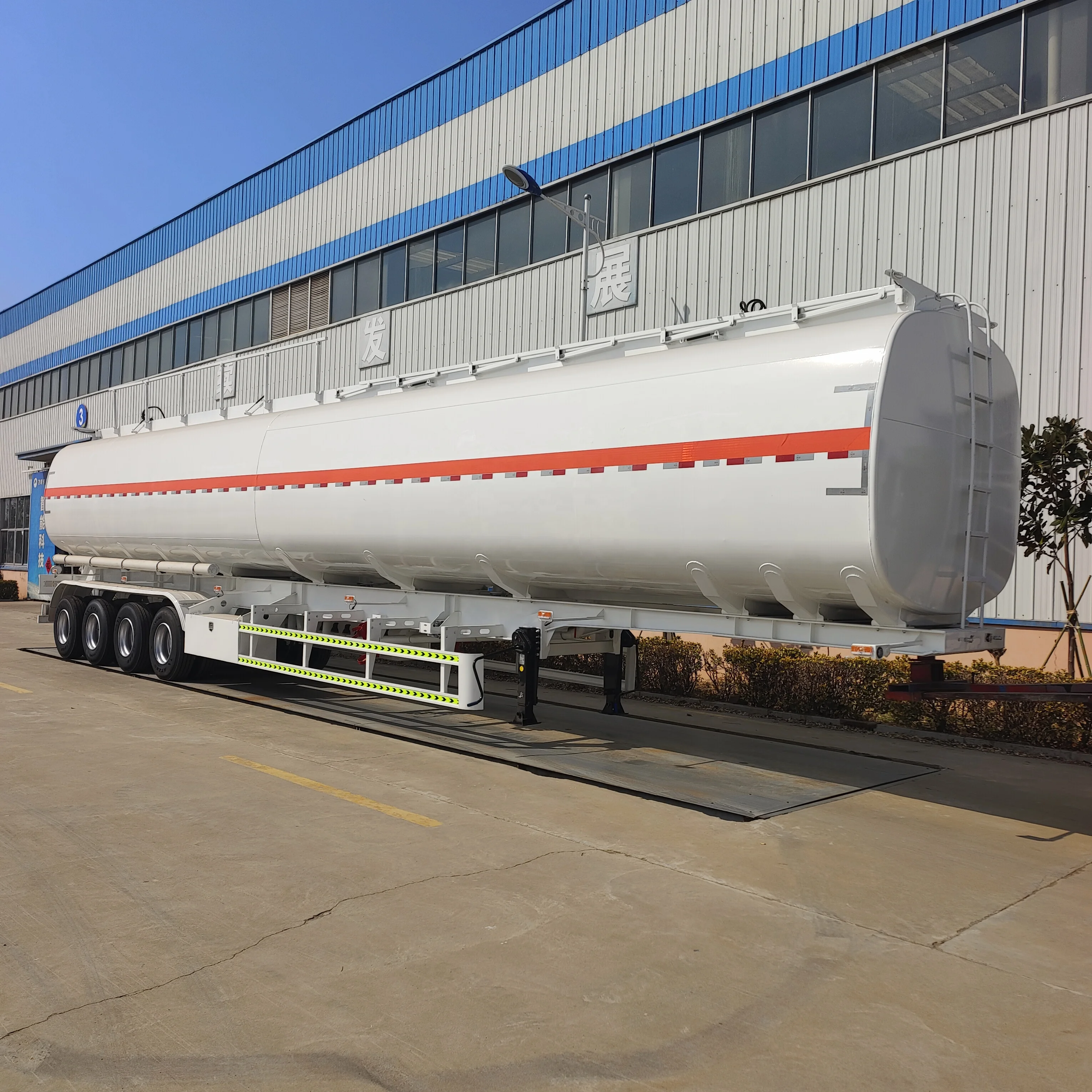 Specializing in the manufacture of various models/various materials export liquid tanker trailer, the price is favorable