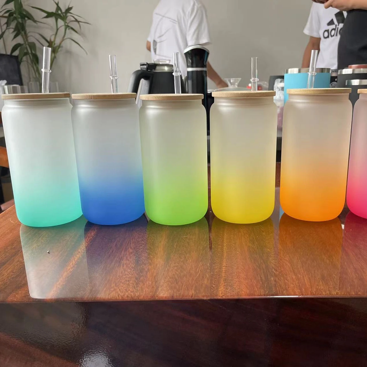 High Quality Custom Sublimation Gradient Frosted Beer Can Cup Transparent 16oz Sandy Glass Coffee Mug with Bamboo Lid Straw