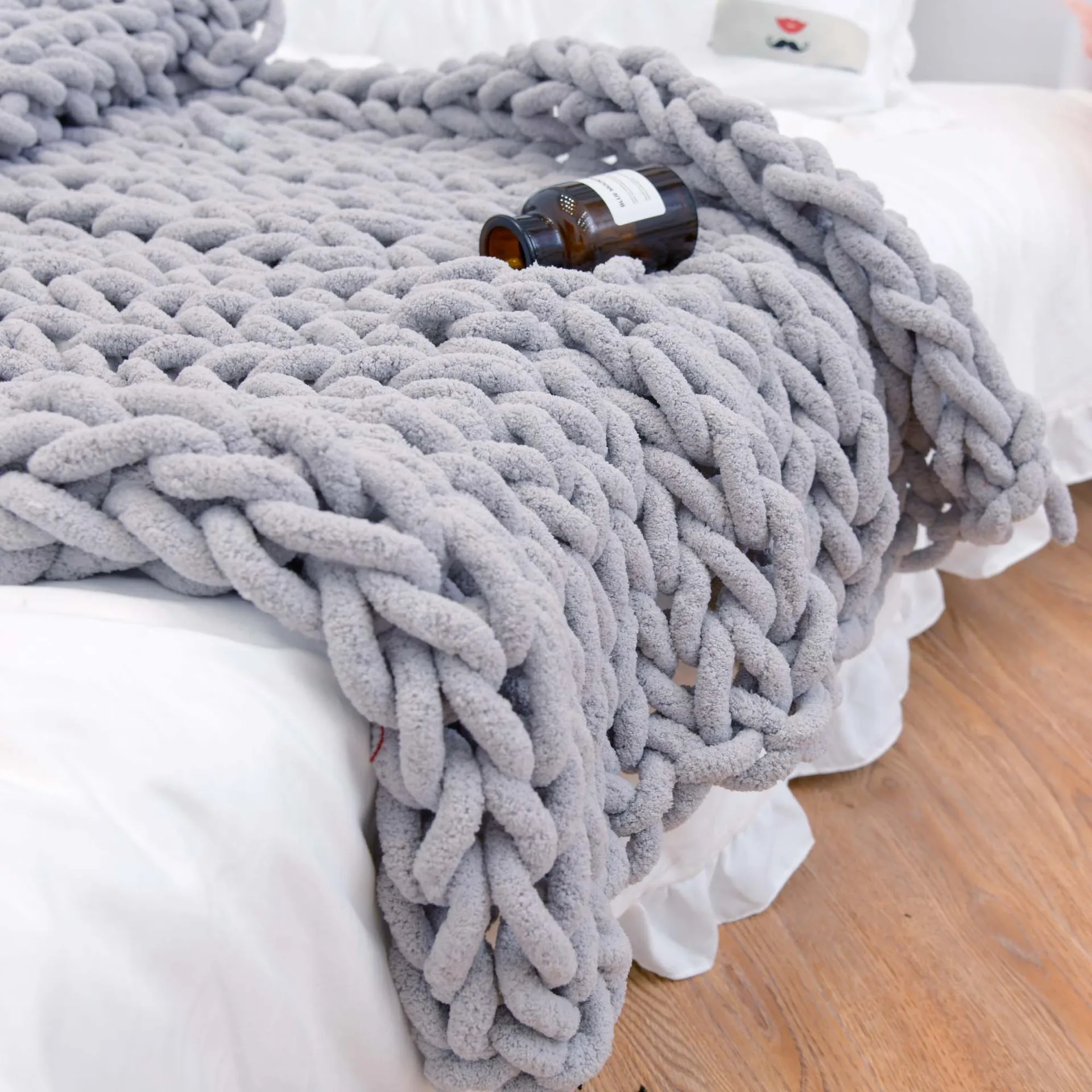 Oem Manufacturer Weighted Polyester Super Cozy Chenille Grey Yarn Throw Chunky Chenille Knit Blanket