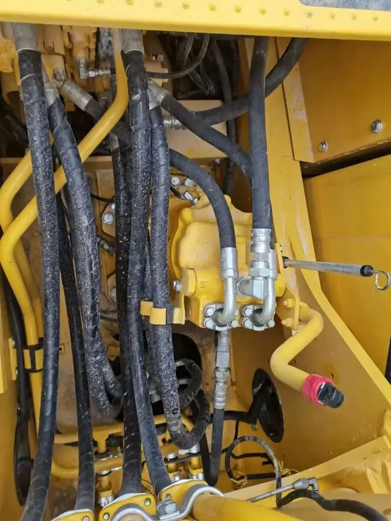 A large number of Komatsu type 220-8MO excavators, as well as Volvo 220, Carter 323, Kobelco 210 and other used excavators