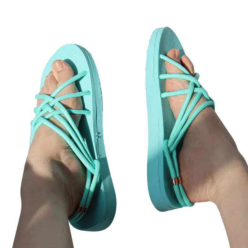 Новинка 2021 года; Сезон лето; Дизайнерская пляжная обувь на плоской подошве с завязками; Женские сандалии в полоску