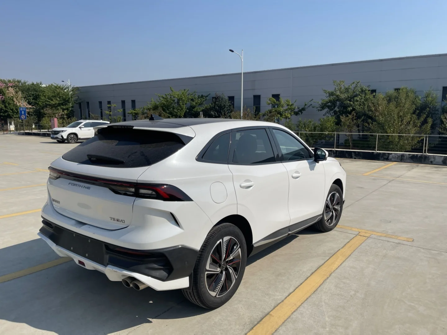Dongfeng Forthing T5 HEV Electric SUV High-Performance Hybrid Oil Cooling Turbo Intercooling Auto Gear Box Single Direct 7 Left