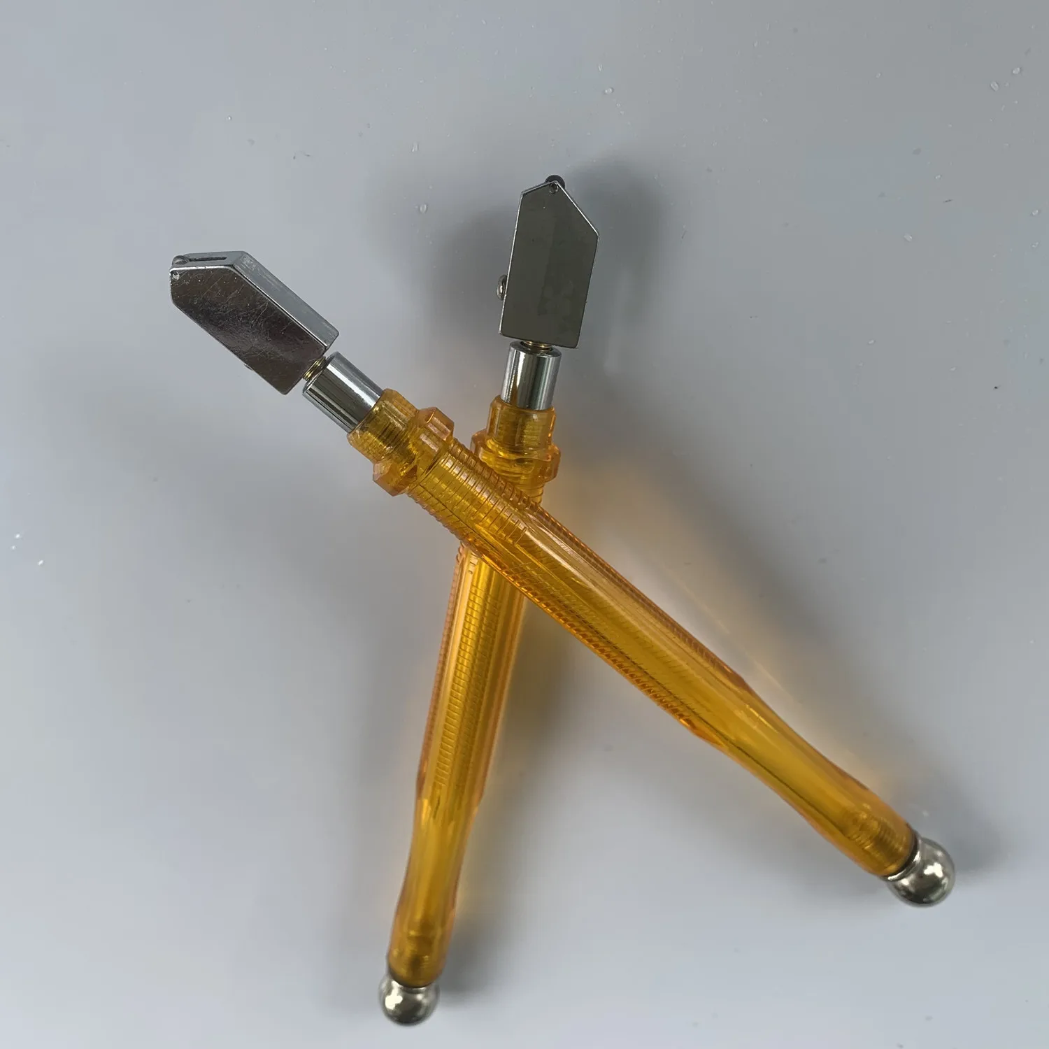 Hot Selling High Quality Oil-Feeding Glass Cutter With Sharp Cutting Diamond Wheel Design