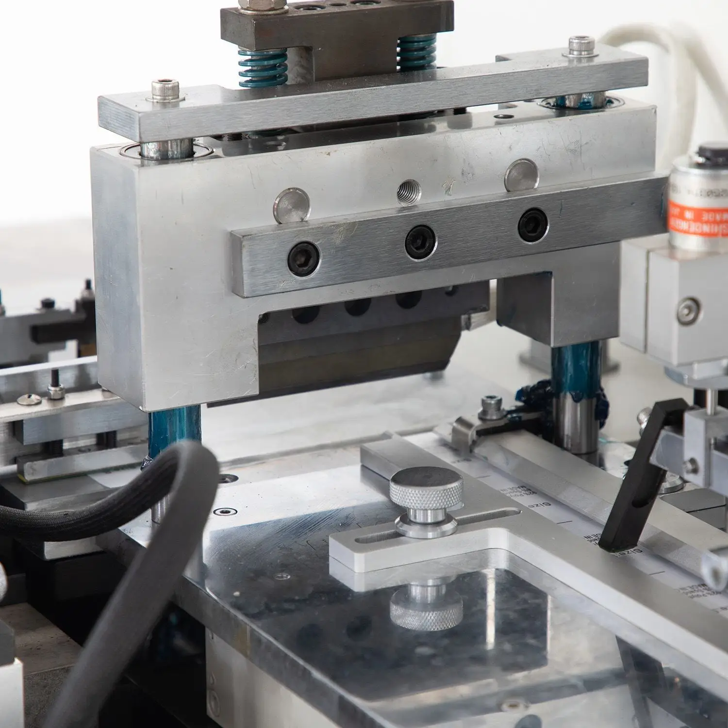 Auto Multi Functional Woven Label Cutting And Folding Machine