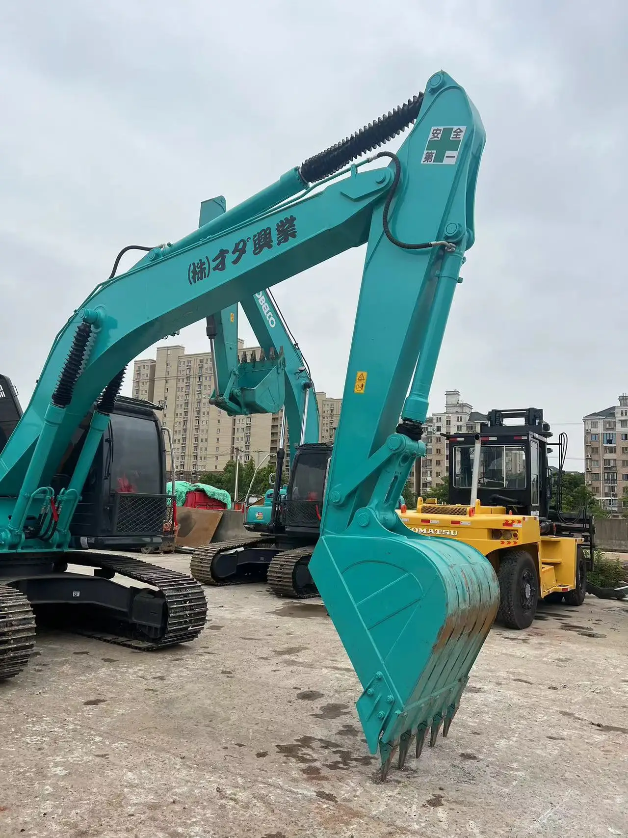Japan  retro excavadora kobelco SK210LC-6 excavator 21 TON/20 TON sk200  SK210 digger excavadora usada for sale in Shanghai yard