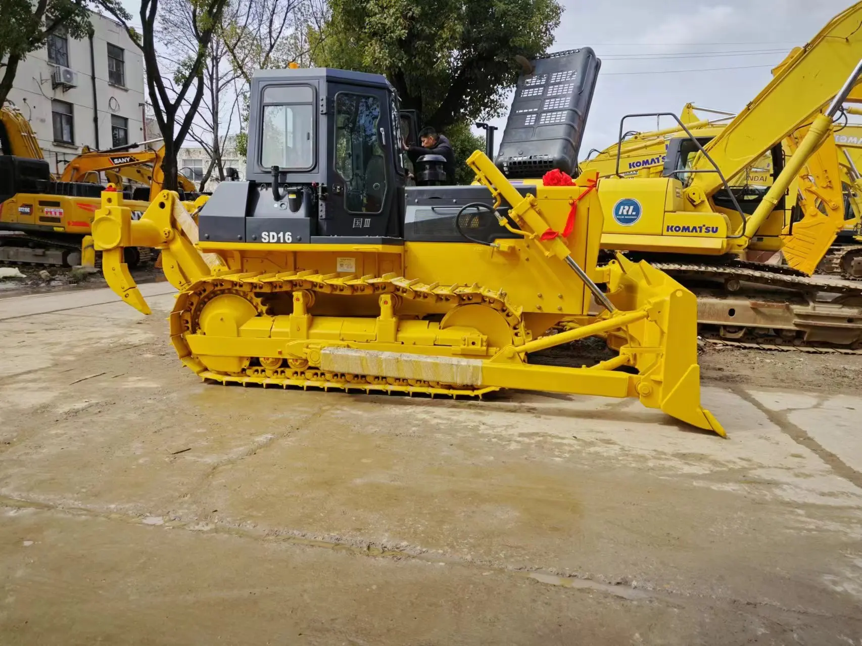 Top Seller Shantui Dozers SD42 SD32 SD 22 SD16 General Mining Desert Bulldozer With Excellent Performance Cheap Price Dozer SD16