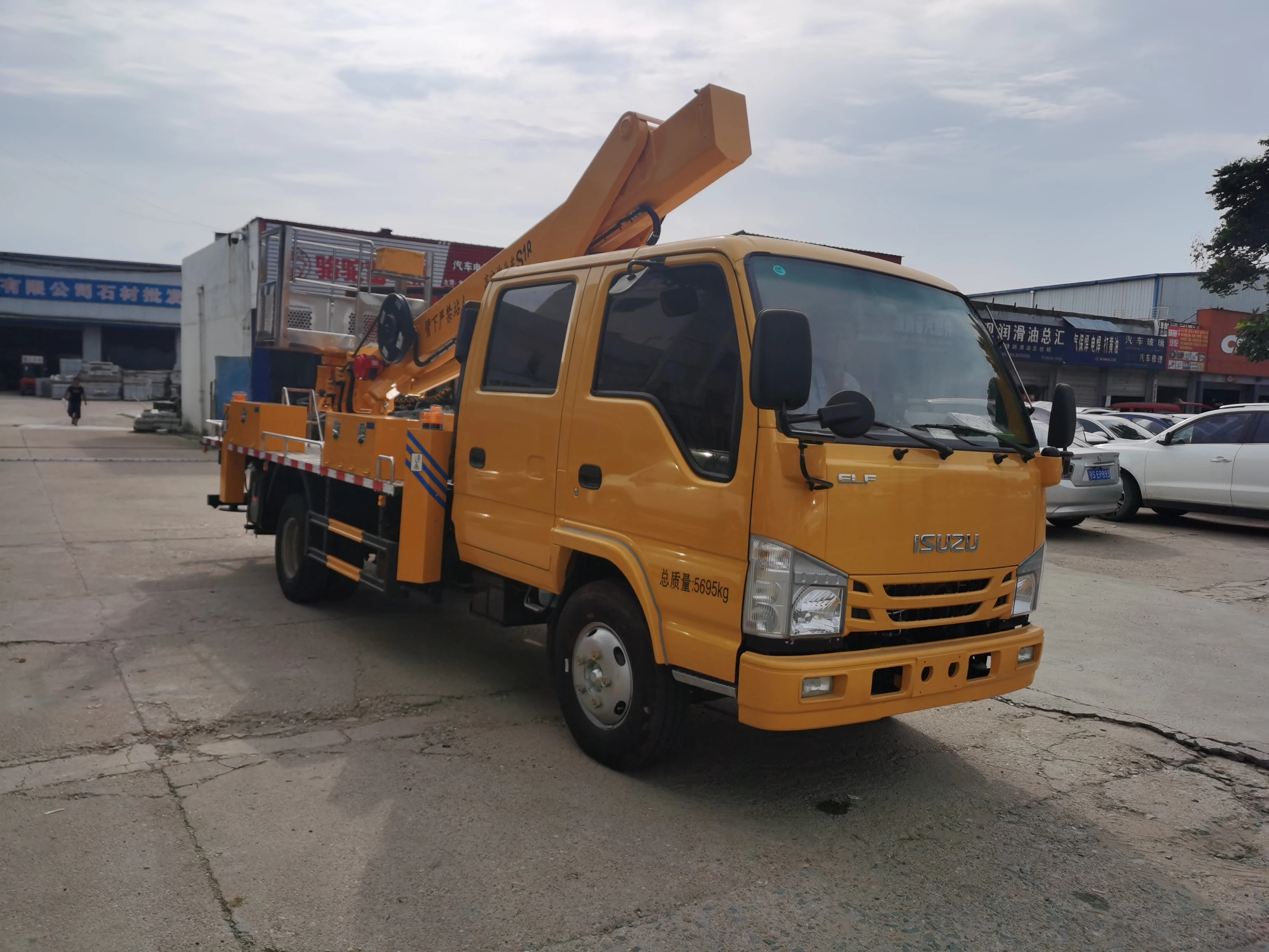 Телескопическая платформа ISUZU 4x2 с изолированной корзиной для ковша на продажу