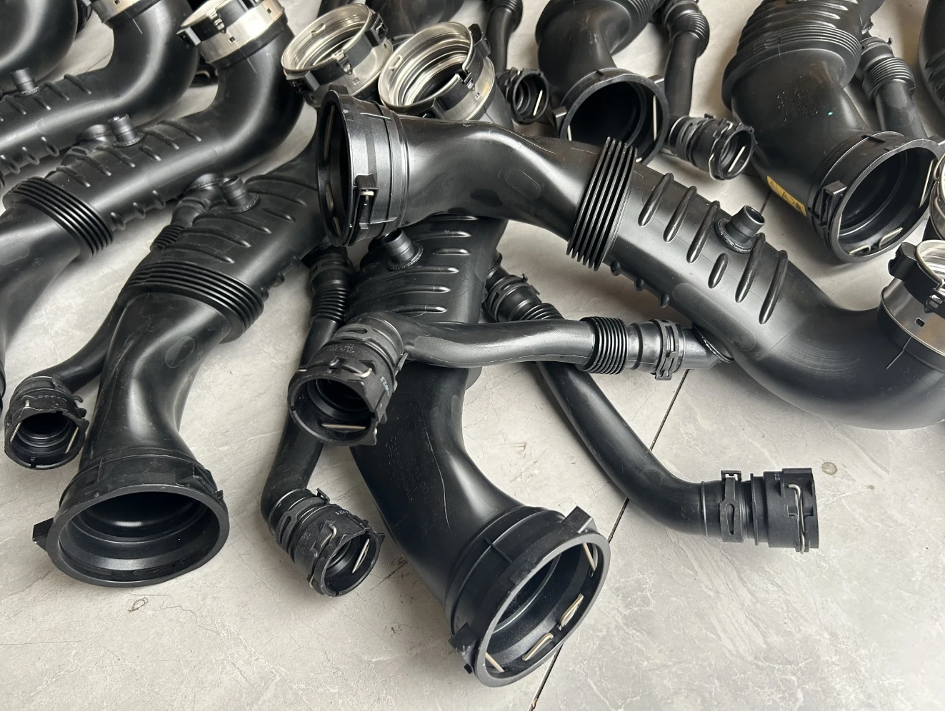 The brand new genuine turbo intake pipe is suitable for the Mercedes M264 engine 2640904800 2640905100 2640900300
