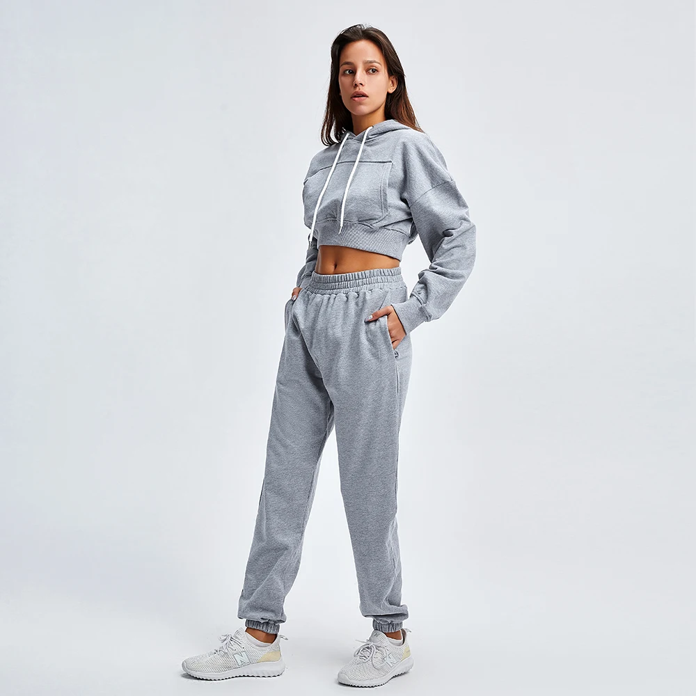 
2021 Custom women loose long sleeve two piece gym crip top fitness sports pullover hoodie and sweat pants set with joggers 