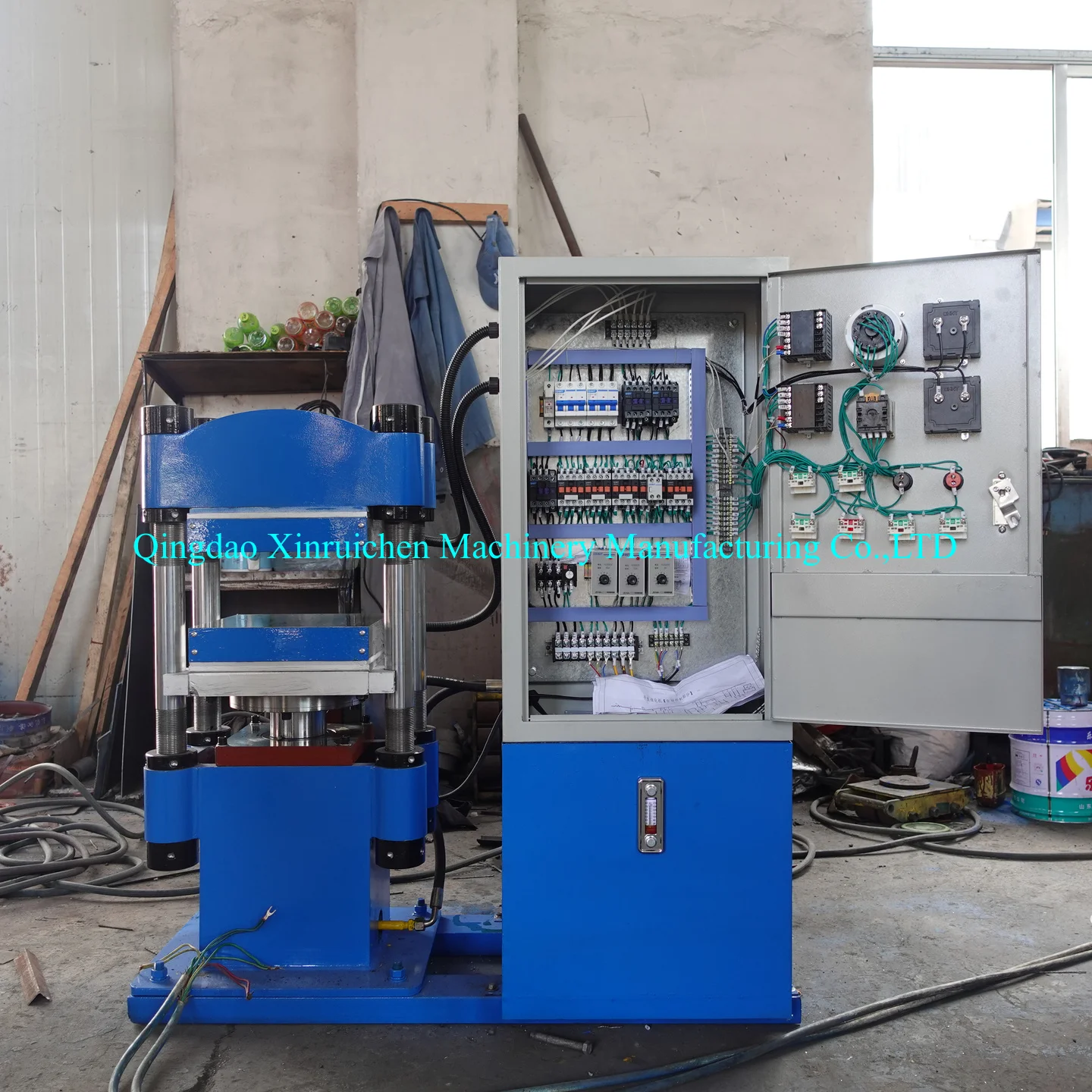 rubber vulcanizing machine with piston plunger
