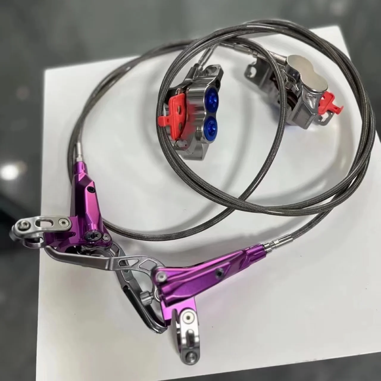 High-end bicycle hydraulic disc brake uses 4-piston technology