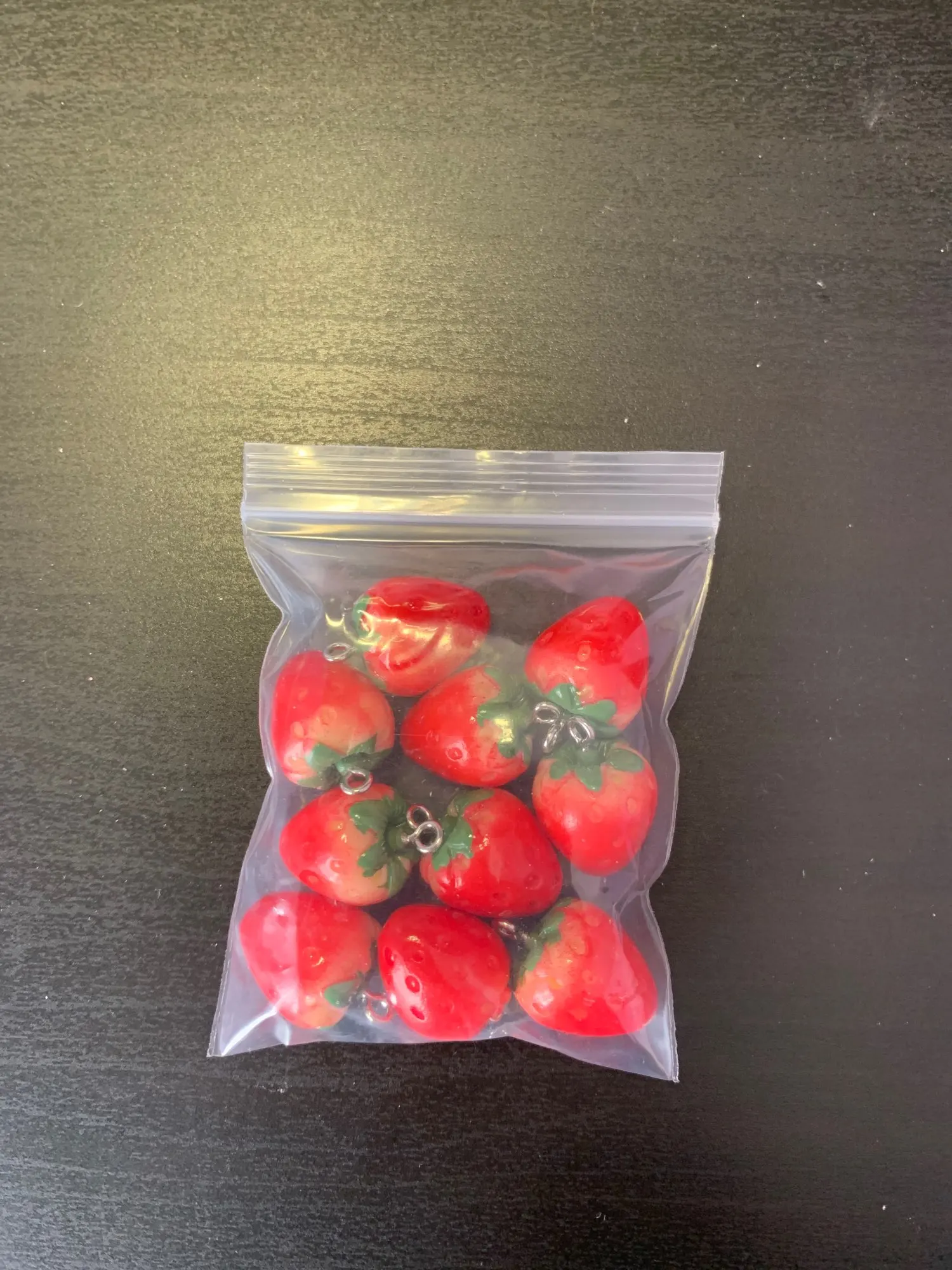 Unique key chain findings 20mm 3D fruit Strawberry Resin Charms for Pendant DIY Bracelet Womens Necklaces Jewelry DIY Making