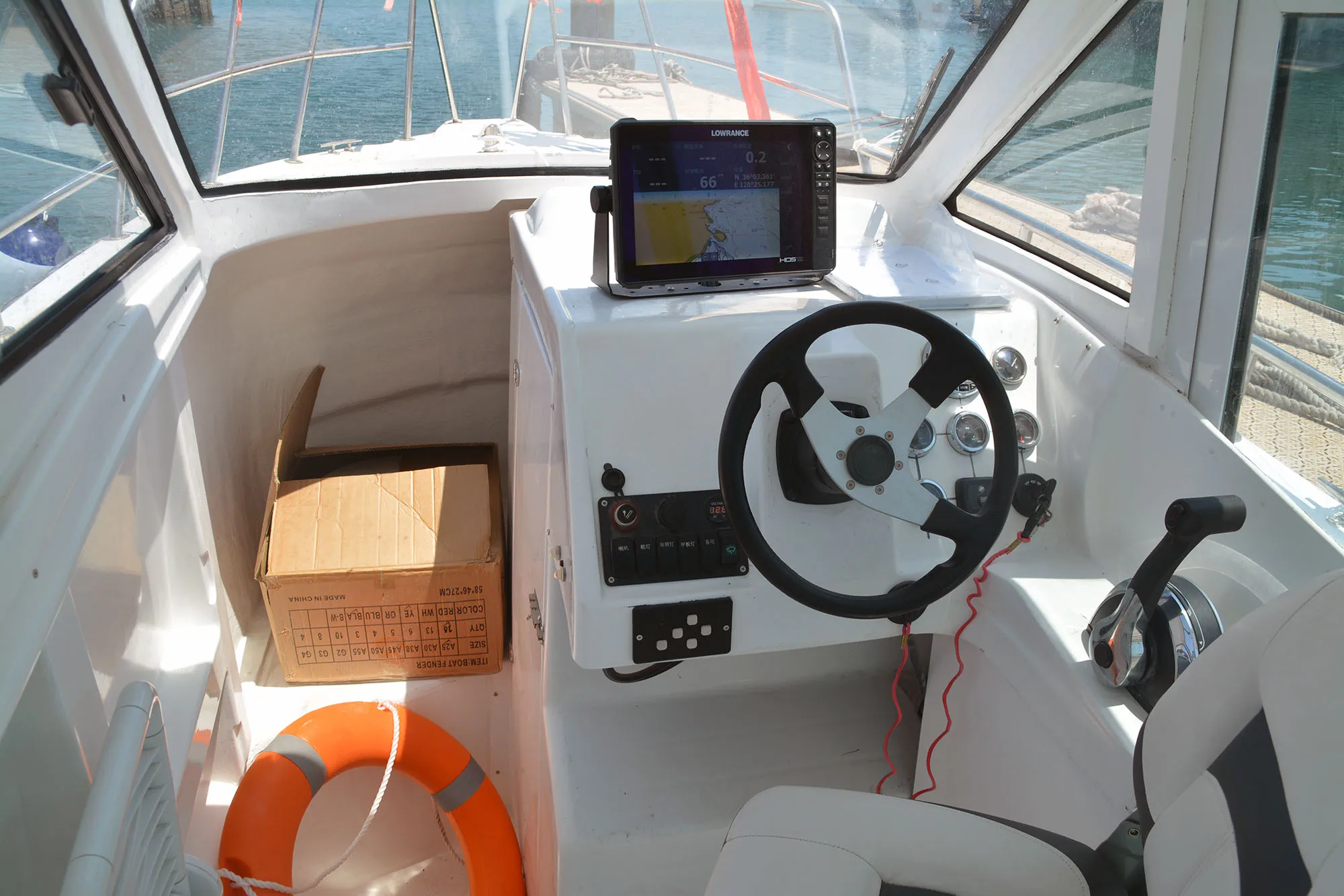 China FFB960D High Speed  Cabin Fiberglass Small Boat Hulls Fishing For Sale