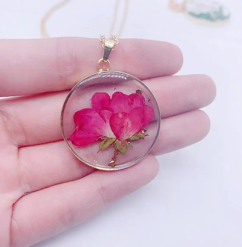 Resin dried flower pendant necklace Titanium steel gold round pendant necklace for women