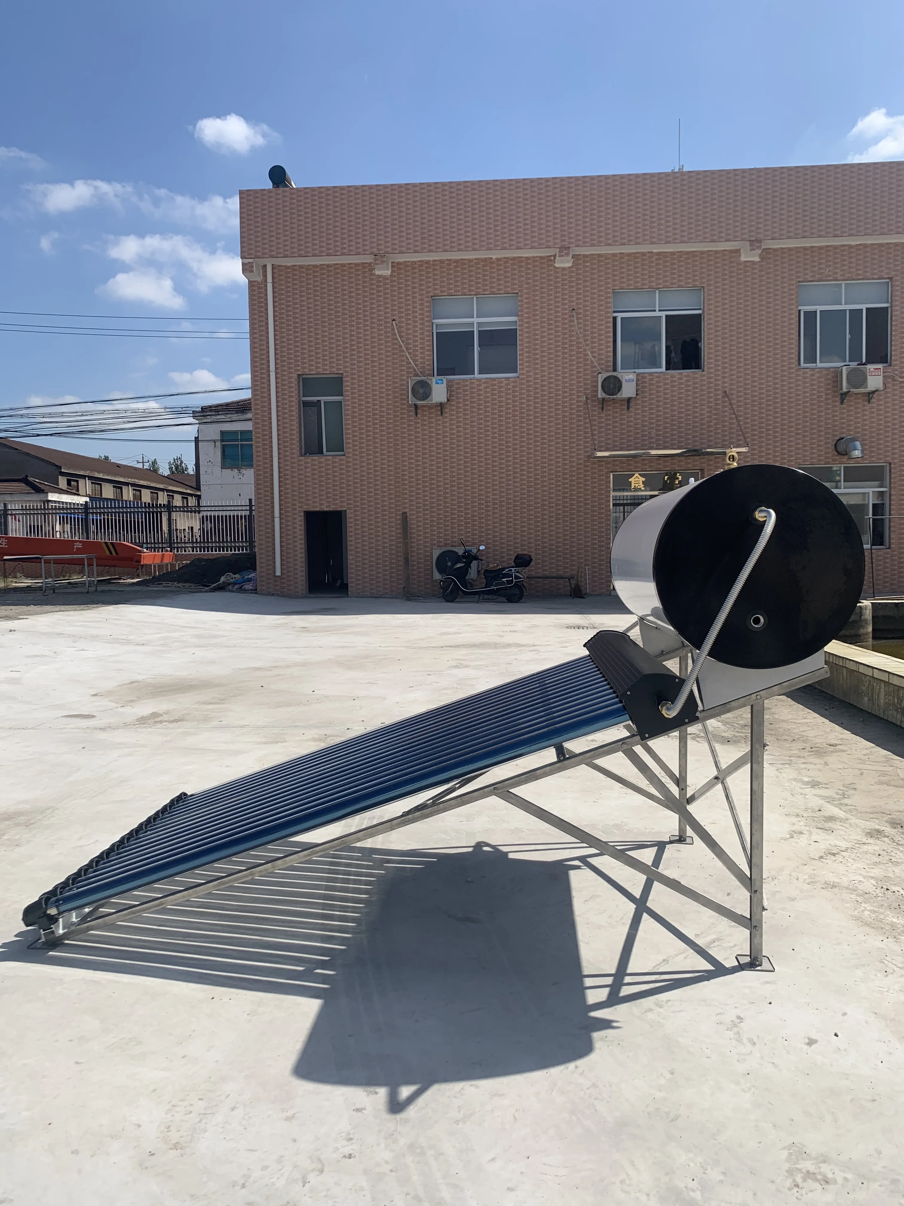 Compact pressure solar water heater separate tank with heat pipe collector High Efficiency