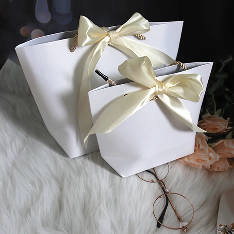 luxury  custom logo printed  shiny pearl white boat shape paper custom small bag with handles plain