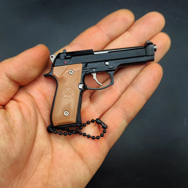 Metal Mold Mini Keychain Gun Toy Birthday Gifts 1:3 Metal Pistol Toy Gun Miniature Model Beretta 92F Keychain gun model