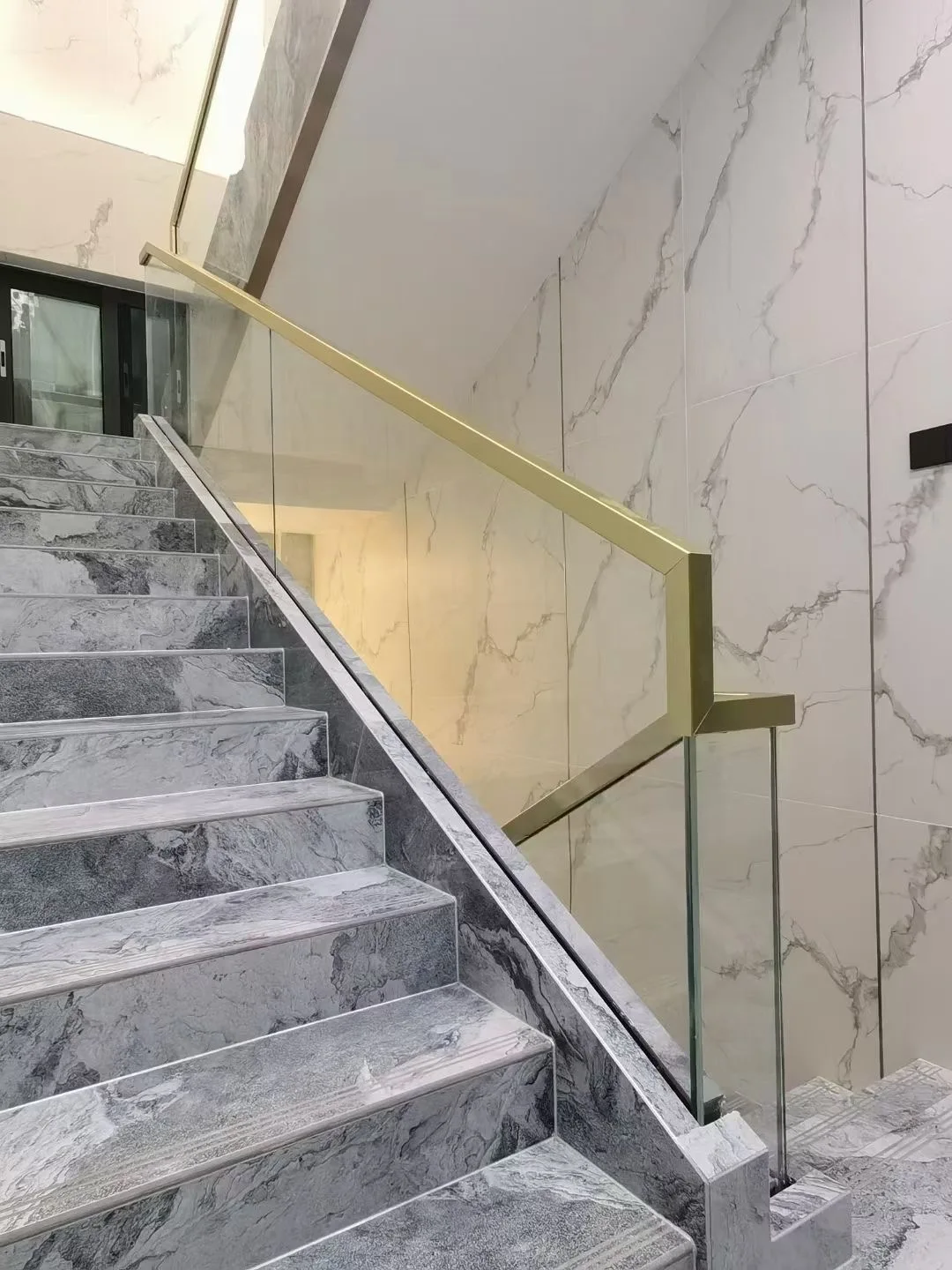 Glass railing Indoor Decorative Modern Wooden Staircase With Wooden Treads For Modern House Stair