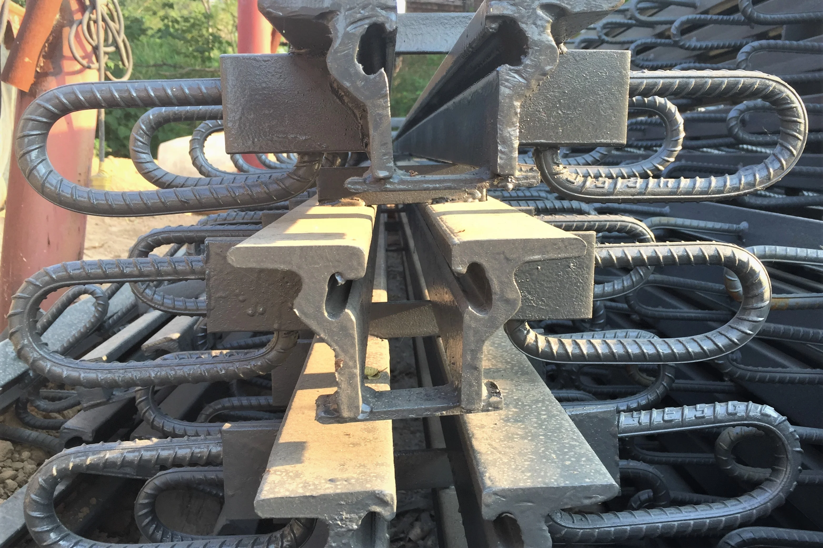 Jingtong rubber China bstainless steel railway expansion joint factory