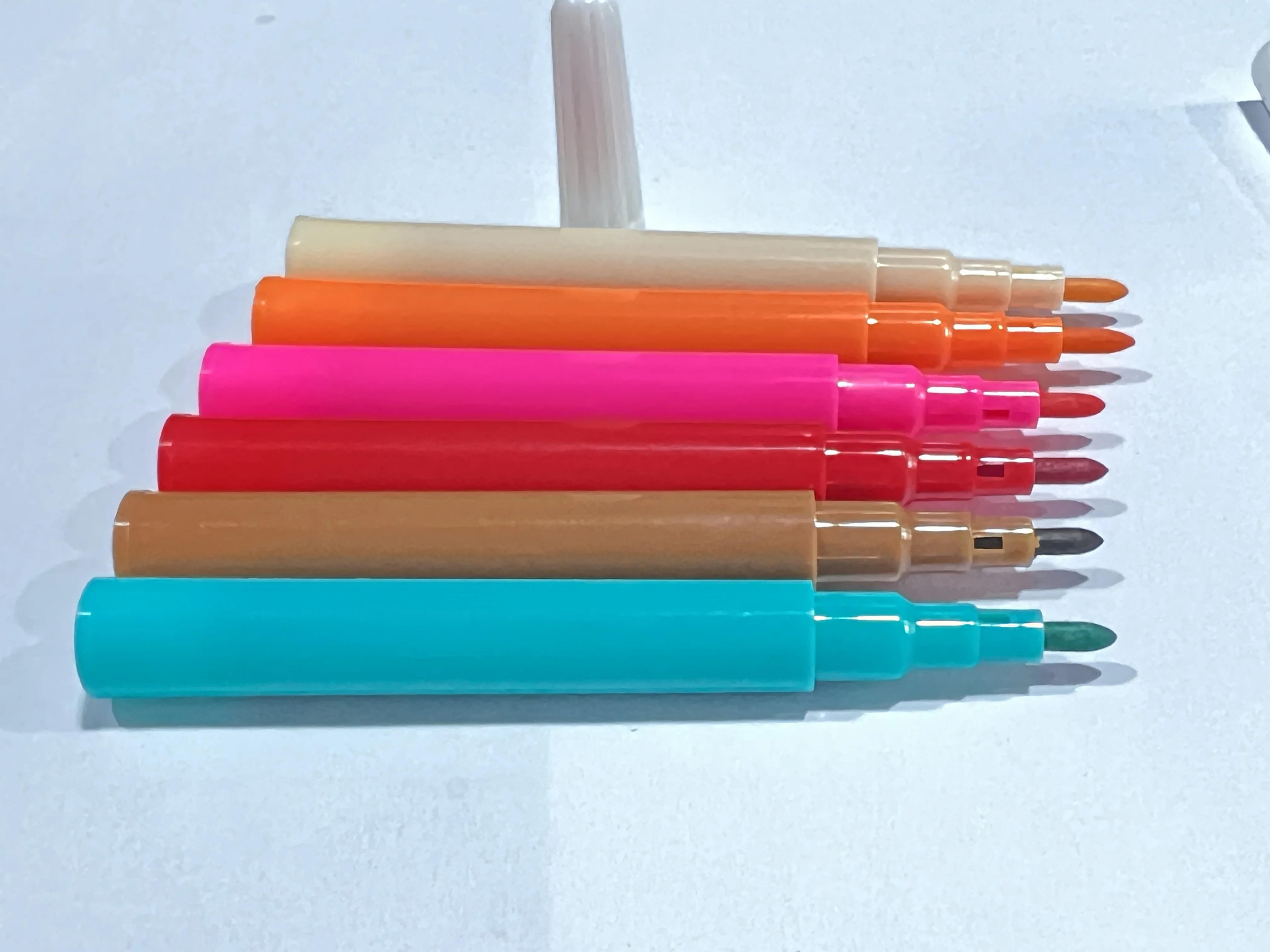 2023 creative fancy non-toxic lipstick shaped multi colored highlighter marker pen for writing advertising promotion gifts