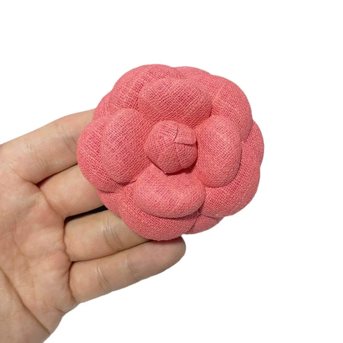 Брошь в форме ароматного цветка