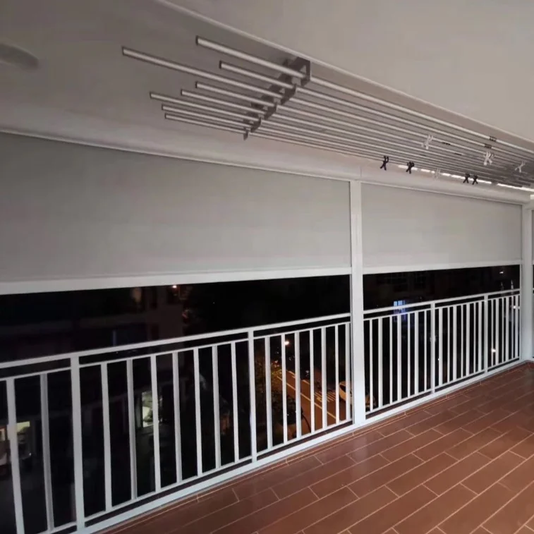 Наружные роликовые жалюзи с моторизованным сопротивлением ветру