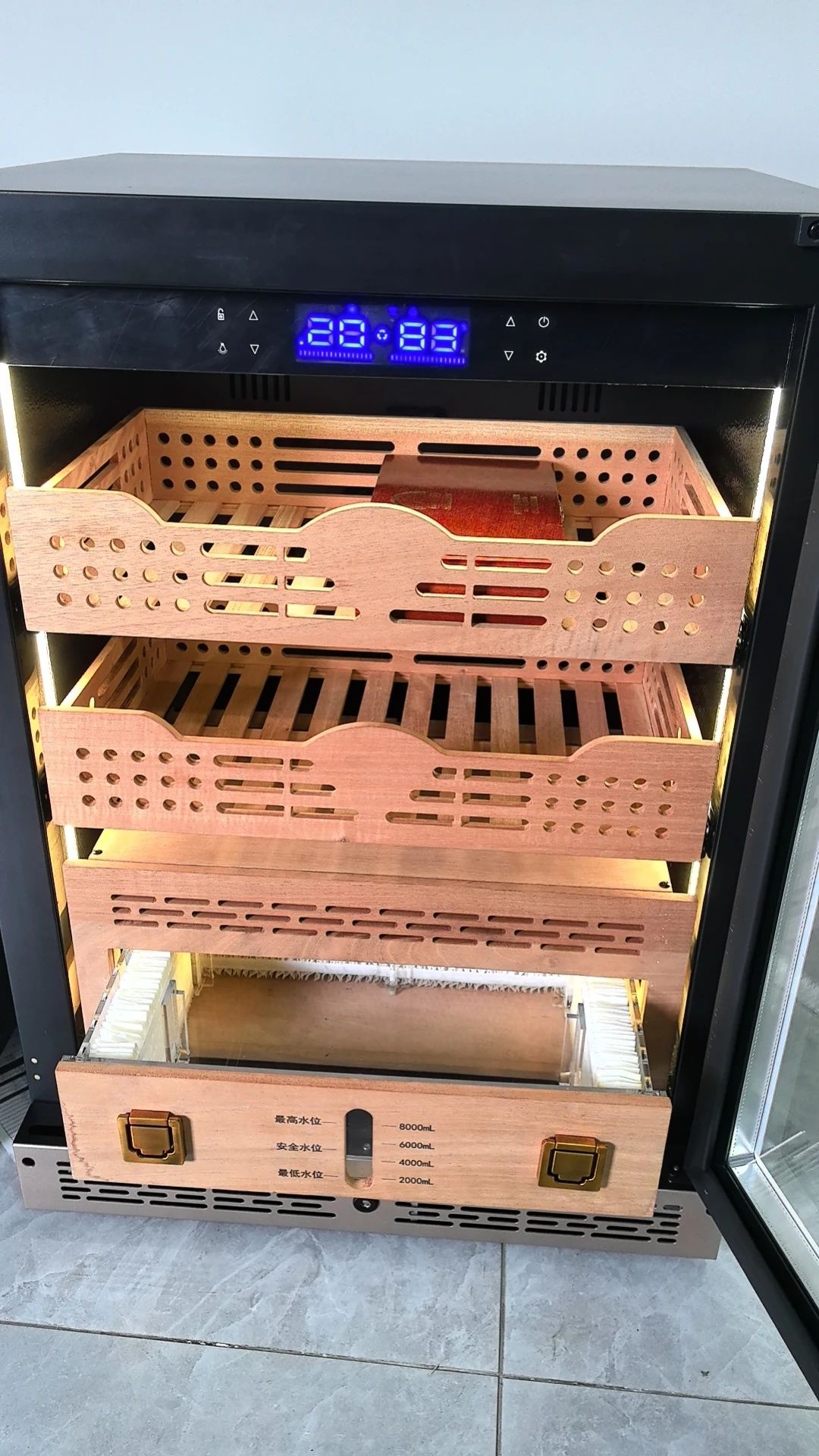 NE-191 Luxury 140L cedar wood liner cigar humidity control defog glass door 500 cigar humidor
