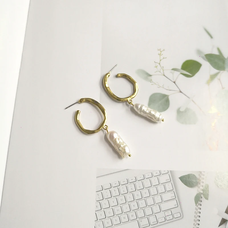 Нерегулярные пресноводный жемчуг серьги-кольца для женщин с геометрическим рисунком круг подвески небольшие серьги Huggie из золота 18 карат оптом ювелирные изделия из драгоценных металлов