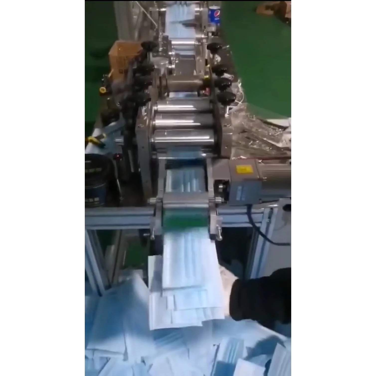 Manufacturer sale semi-automatic disposable mask machine make mask full-automatic production line output 150pcs/min