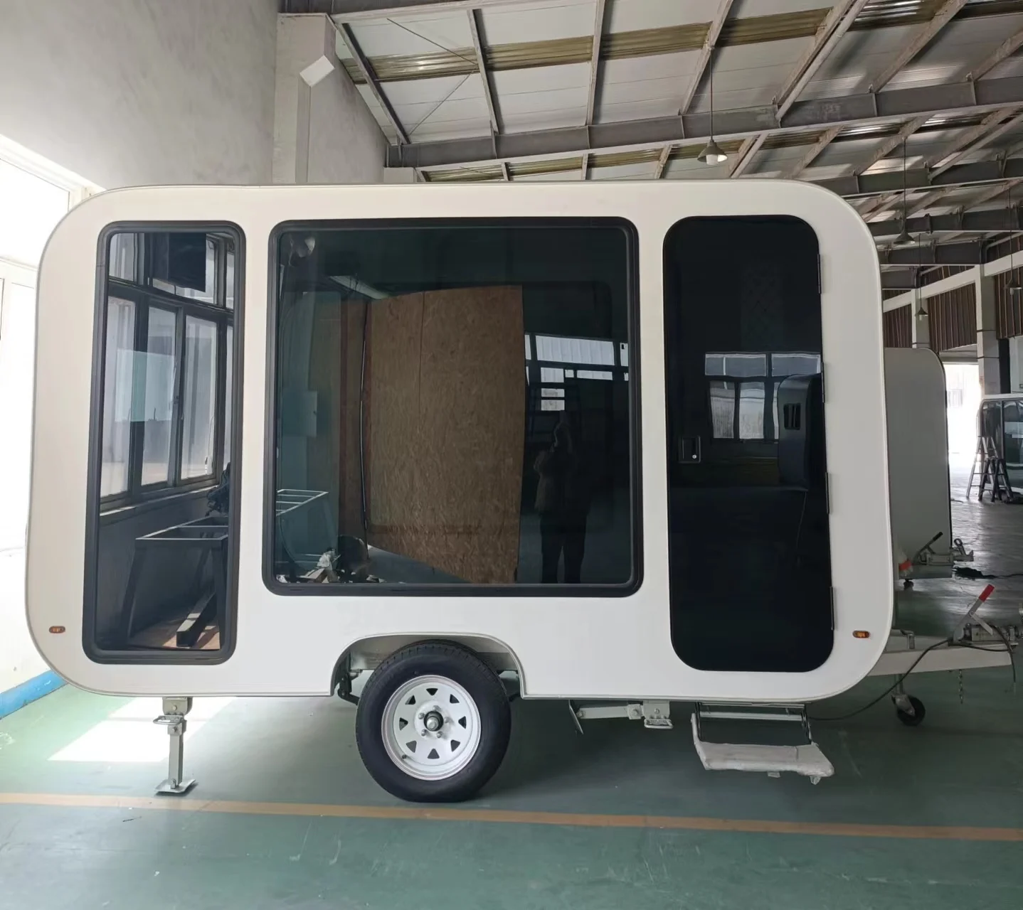 Prefabricated Dining Car Prefab House for Food truck Tiny Coffee House Snack Bars Modern Cafe pod Retail Shops on Wheel