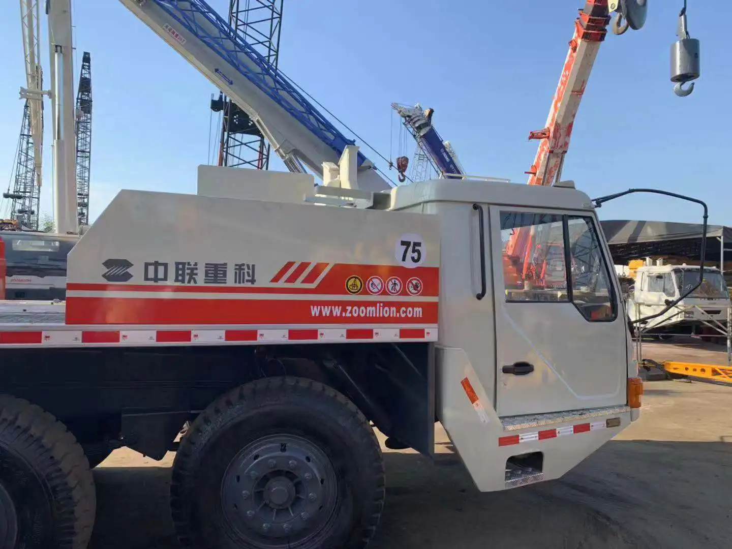 Low Price Telescoping Crane Zoomlion Crane 50 Ton Crane for sale