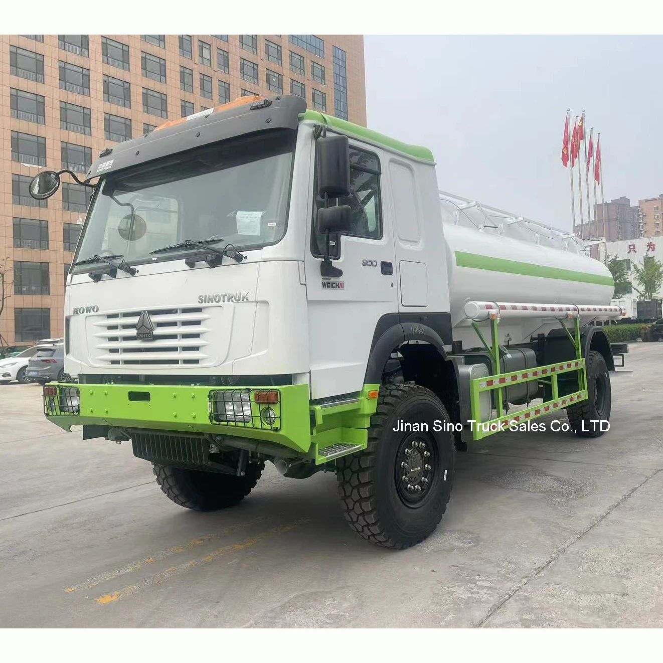 Новый внедорожный бензовоз Sinotruk Howo 4x4 12000 литров с топливозаправщиком