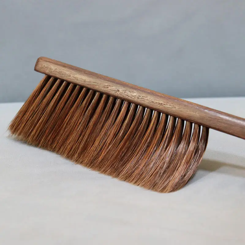 Щетка для уборки дома с деревянной ручкой