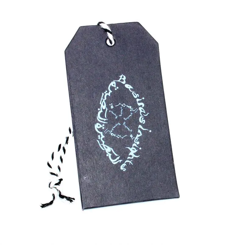 Подвесная бирка ручной работы изготовленная из черной бумаги для одежды с собственным логотипом