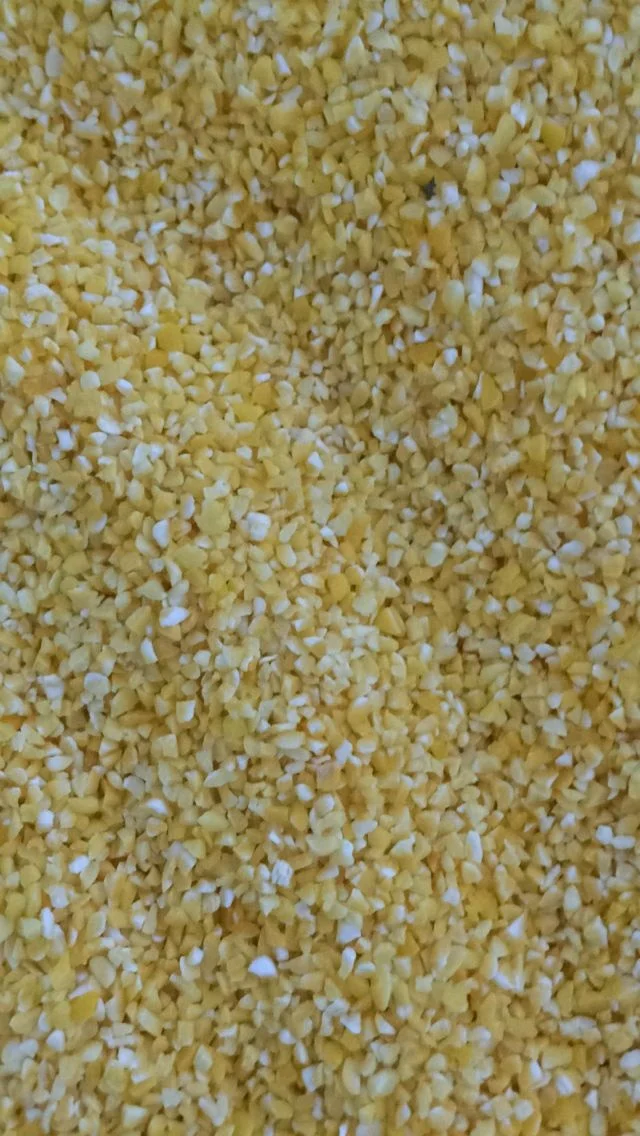 Желтые кукурузные ядра в вакуумной упаковке