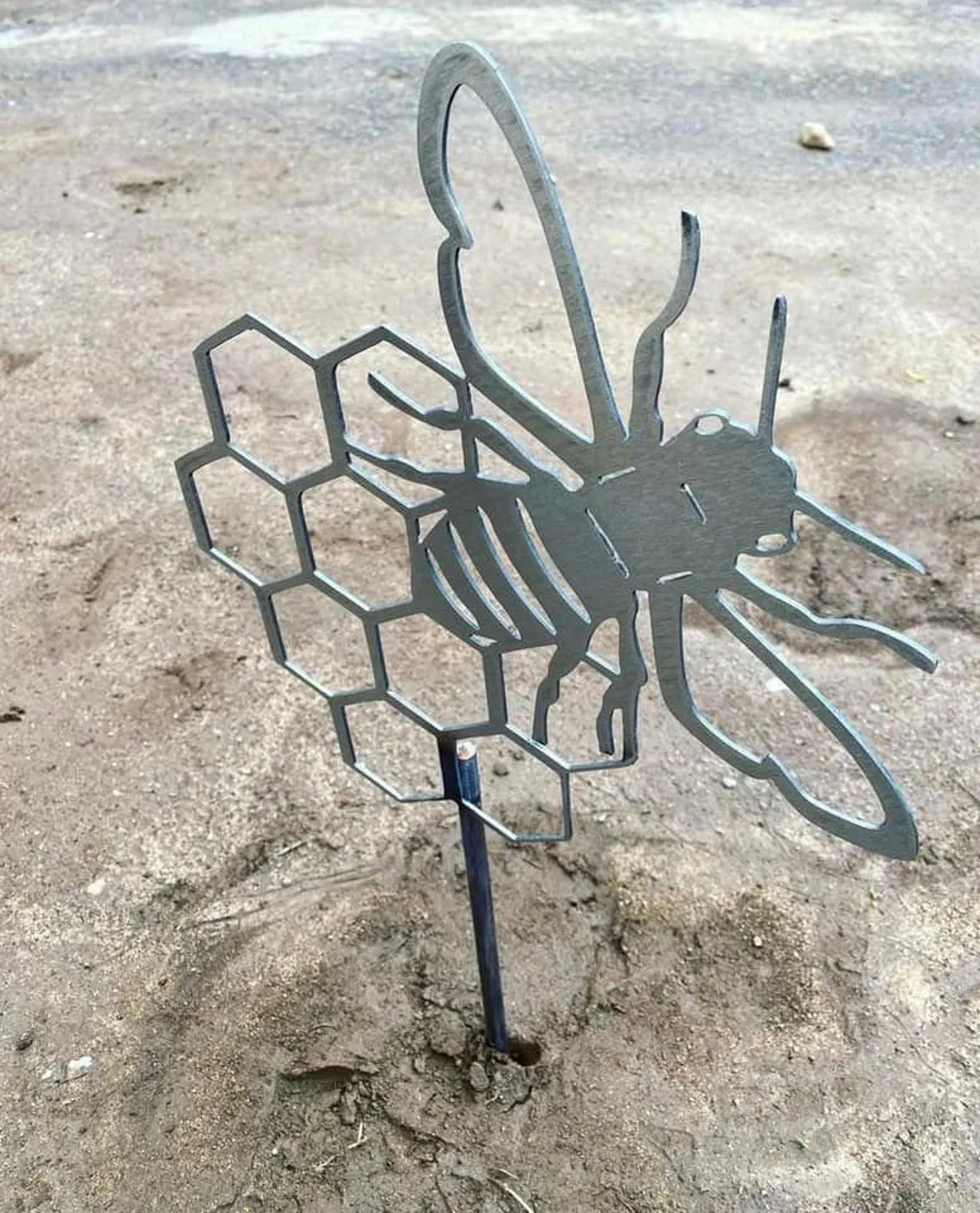 Metal Bee Garden Stake Honeycomb Bee Garden Art Bumblebee Yard Art Metal Flower bed Decor Outdoor Insect Sign