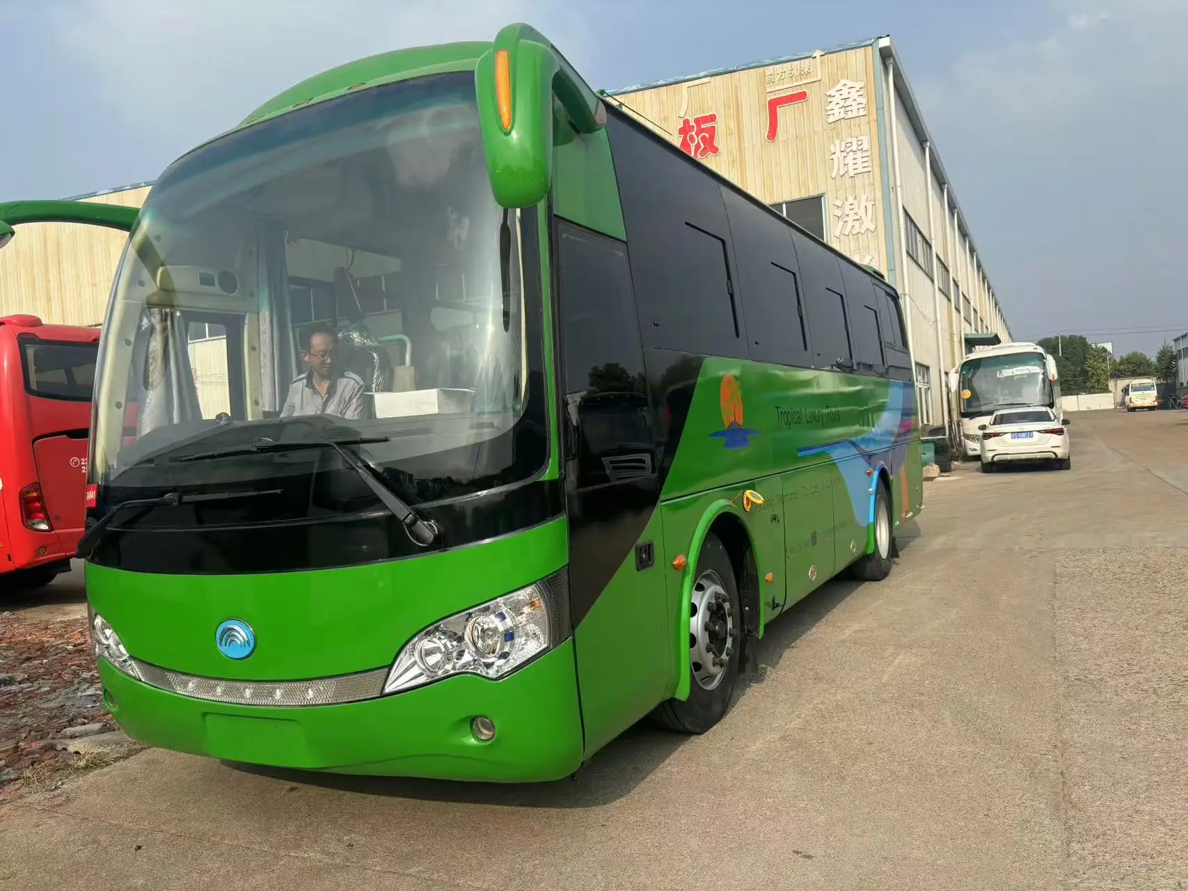 Well Reconditioned 57/47 Seats Diesel Coach Bus Right Hand Drive With Air Conditioner For Sale