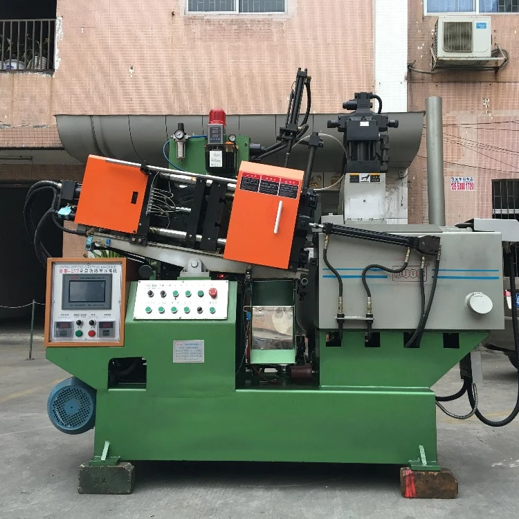 Литьевая машина с маленькими металлическими цинковыми кнопками