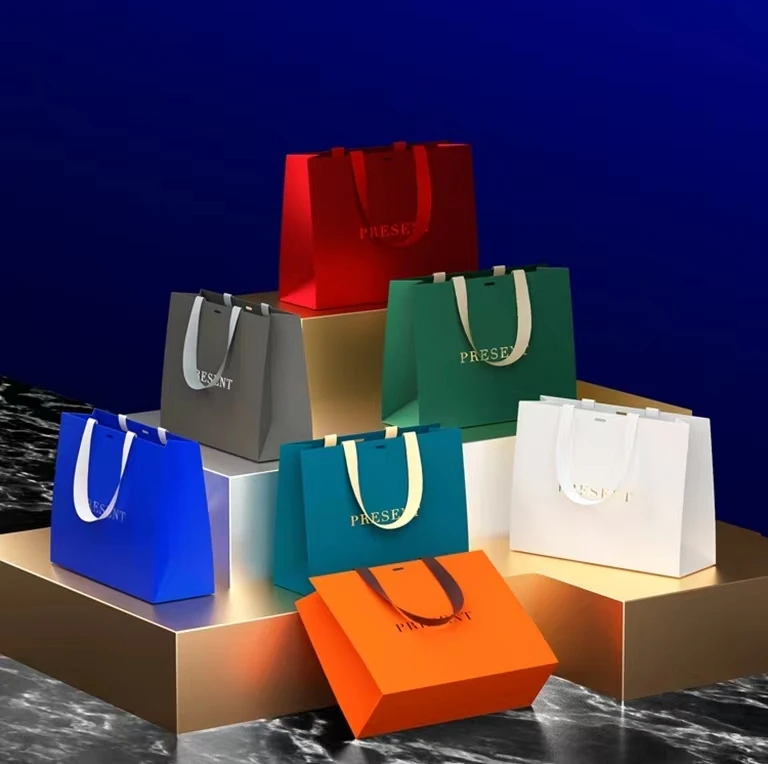 Wholesale Custom Printed Luxury Shopping Paper Bag Cardboard Gift Paper Bag With Logo