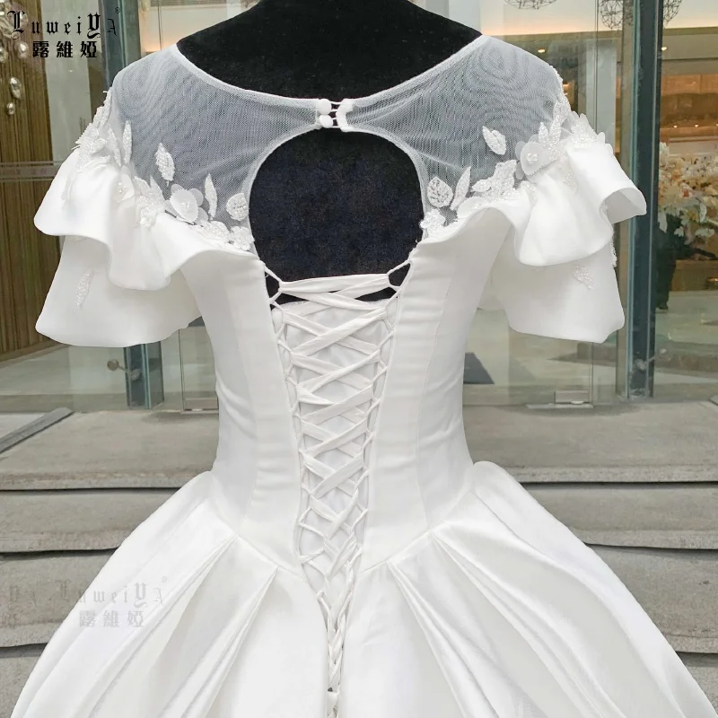 Luxury Wedding Dress Bridal Gown Embroidery Long Tail Satin Wedding Dress For Women Ruffle Short Sleeve Princess Wedding Dress