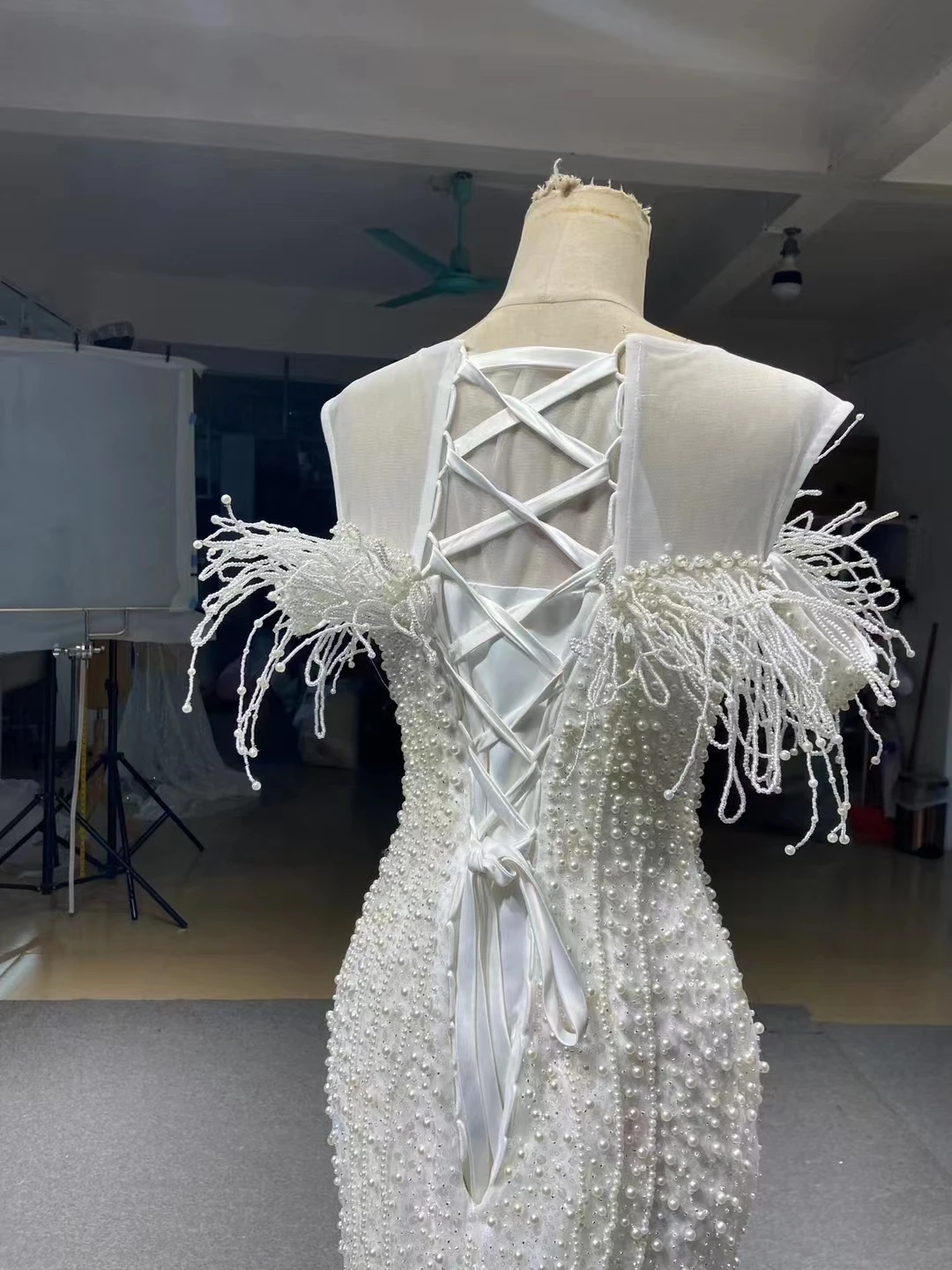 QUEENSGOWN  ostrich bridal pearls sleeveless ivory embroidered party dresses women luxury evening gown dress