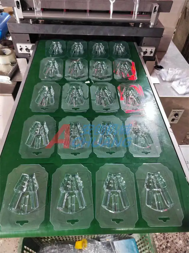 Small Plastic Sheet Vacuum Forming Machine