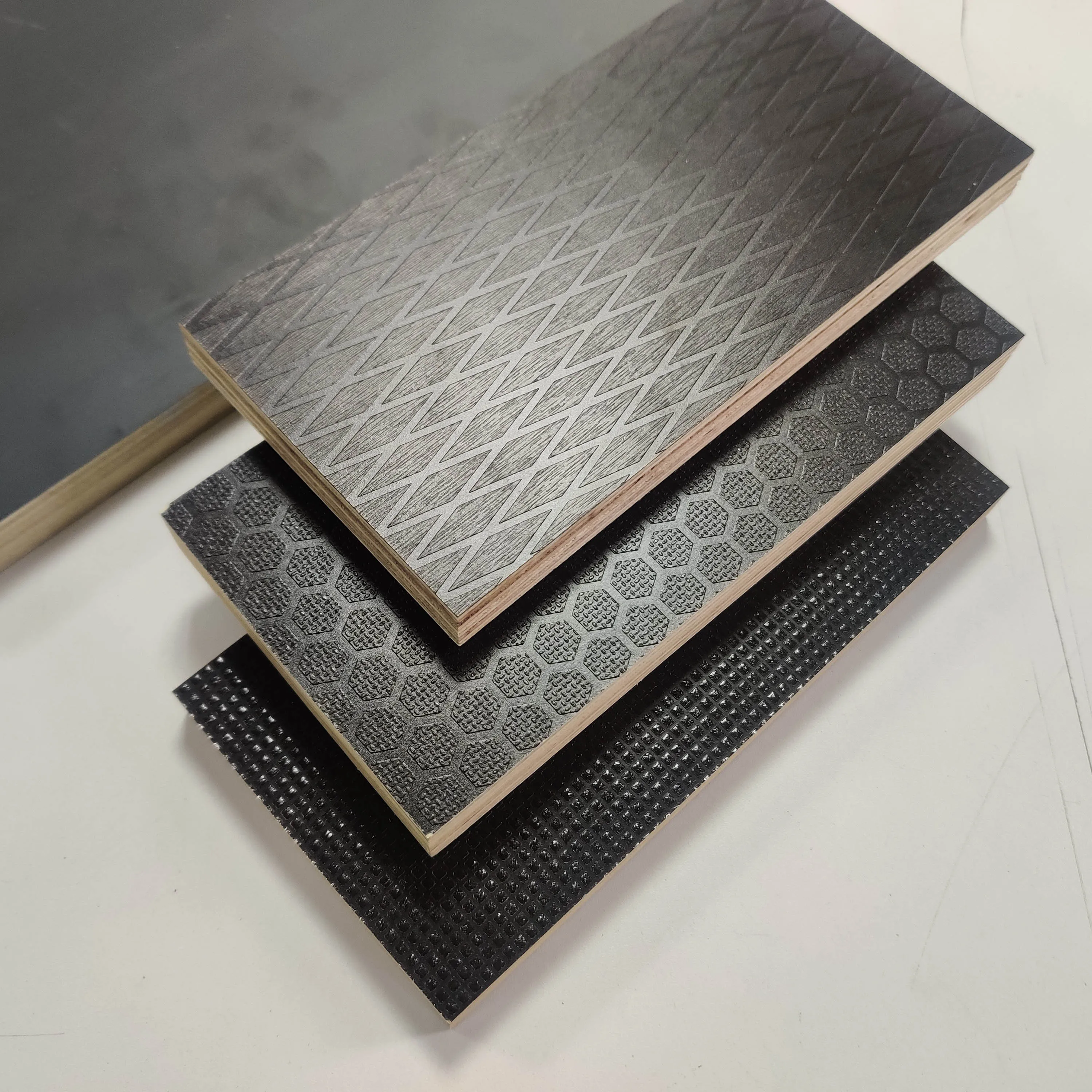 1220x2440x20mm Black Film Faced Plywood 18mm wire mesh anti-slip shuttering plywood for construction concrete