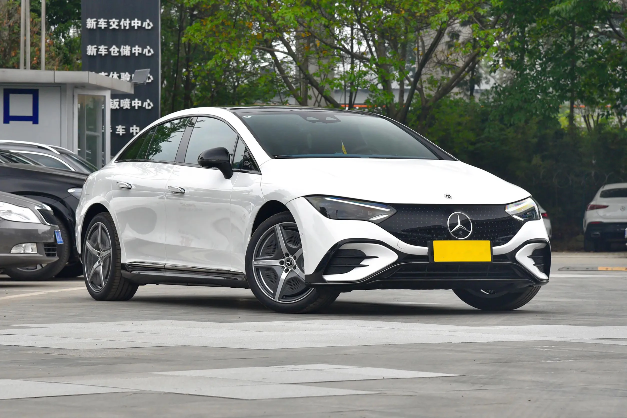 Mercedes Benz Eqe 350 2024 Middle and Large Car 752 EV Range 292Ps  4 Door 5 Seat Sedan 215Kw 180Kmh for Sale