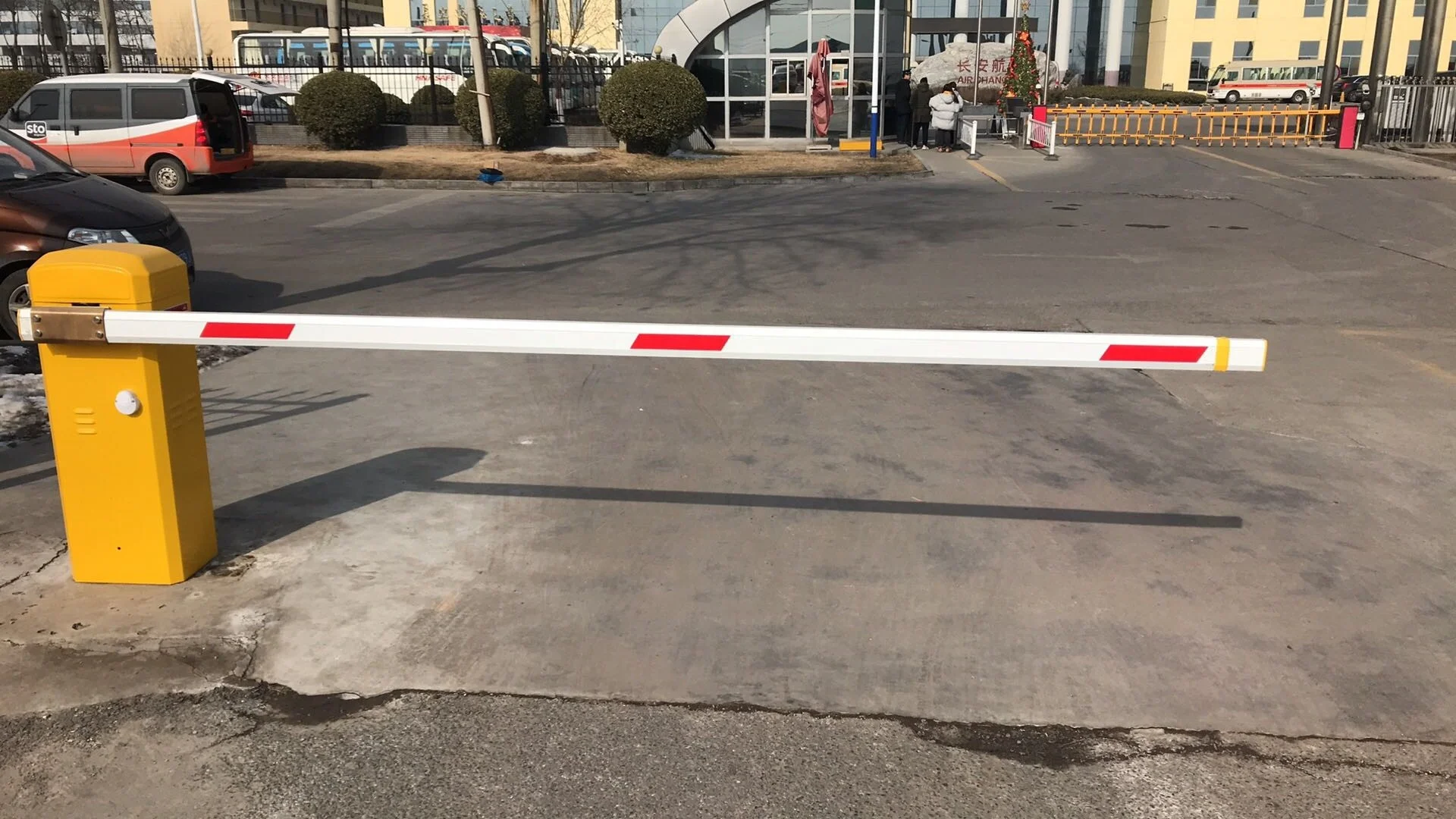 QiGong Boom Barrier Gate System High Speed Drop Arm Barrier Gate For Car Parking Management