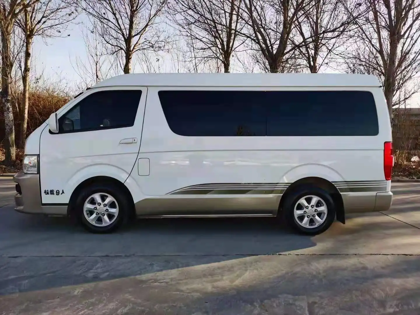 Китайский мини-автобус Huachen Jinbei Hiace 9